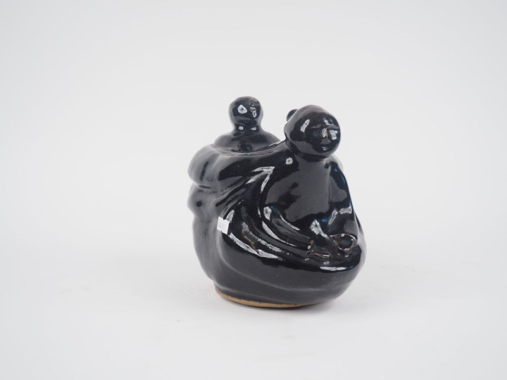 Sujet en céramique noire "jeune mère et son enfant". Dim. 20 x 21 cm