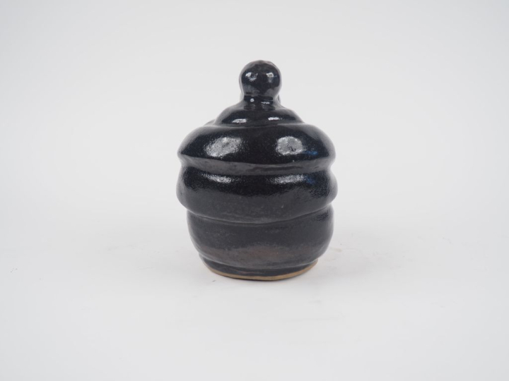 Sujet en céramique noire "jeune mère et son enfant". Dim. 20 x 21 cm