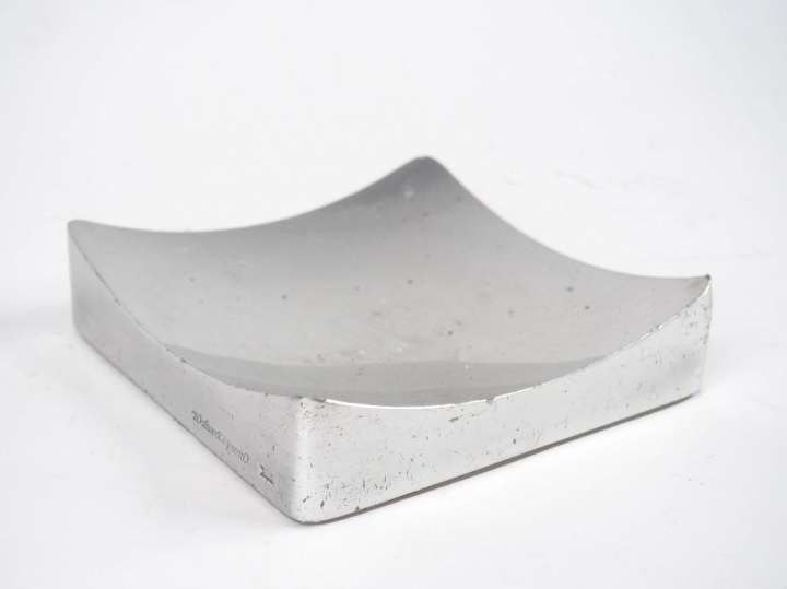 WALTER et MORETTI.   Vide poche en métal chromé. Dim. 16 x 16 cm (peti