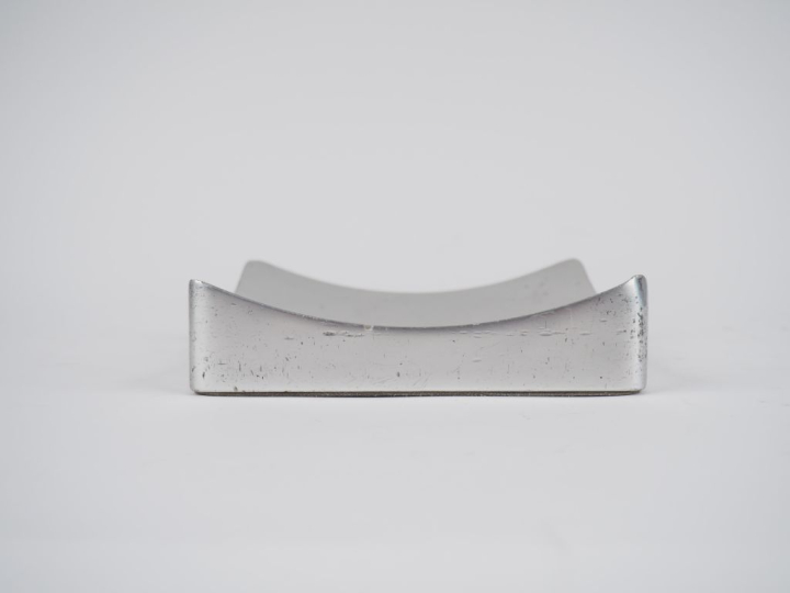 WALTER et MORETTI.   Vide poche en métal chromé. Dim. 16 x 16 cm (peti