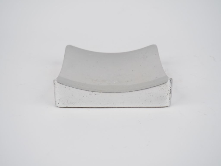 WALTER et MORETTI.   Vide poche en métal chromé. Dim. 16 x 16 cm (peti