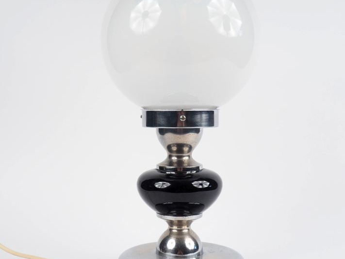 Lampe de table des années 70 en verre opalin blanc, métal chromé laqué