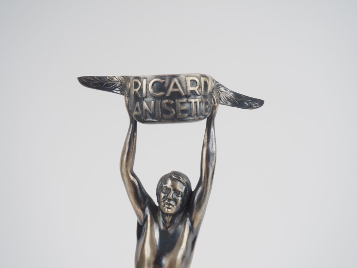 Ecole française XXème.  Sculpture en métal chromé "Anisette Ricard" H.