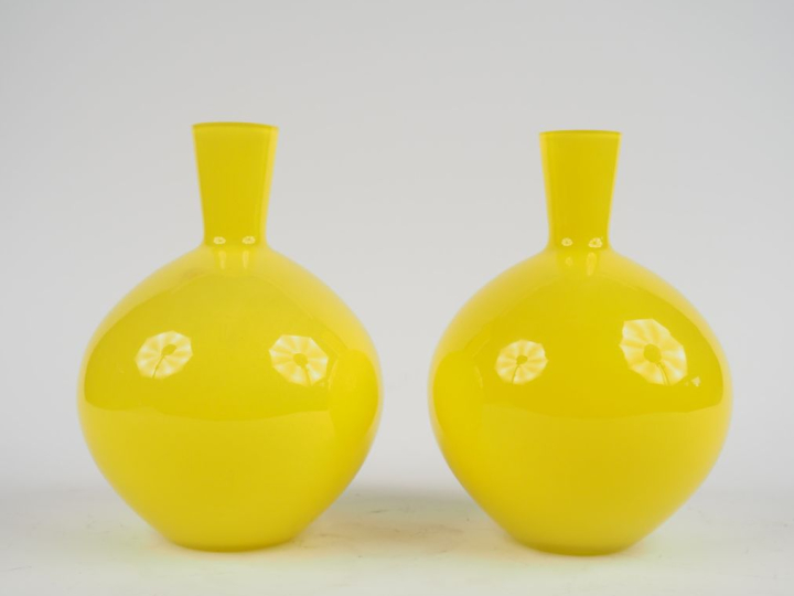 Paire de vases en verre jaune. H. 21 cm