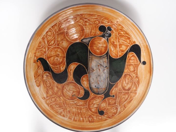 Pierre SAINT PAUL. Grand plat creux en céramique contemporaine, à déco