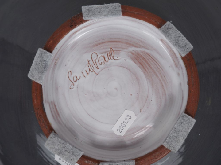 Pierre SAINT PAUL. Grand plat creux en céramique contemporaine, à déco