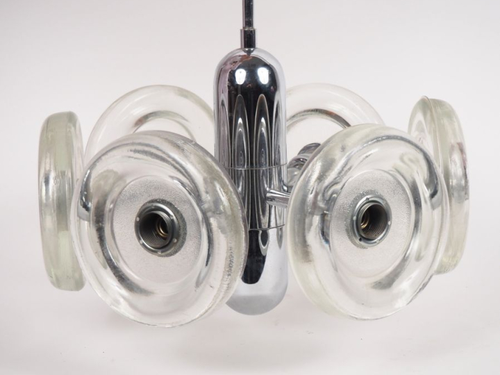 Suspension 1950  en verre et métal chromé, à six lumières. H. 60 cm en