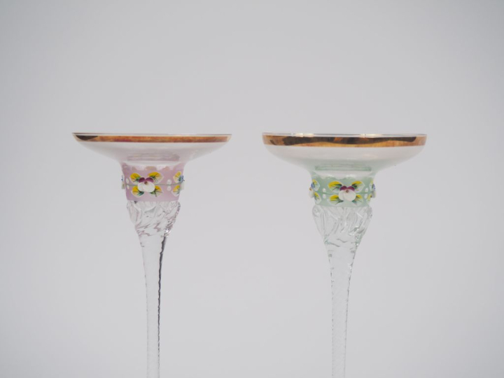 Paire de bougeoirs en verre de Murano, décor émaillé de fleurs.  H. 25