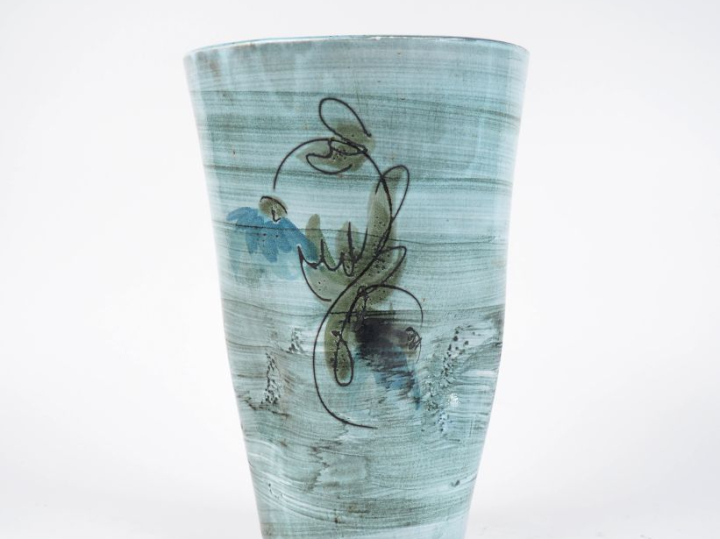 VALLAURIS.  Vase en céramique à décor de fleurs polychromes. Signé H. 
