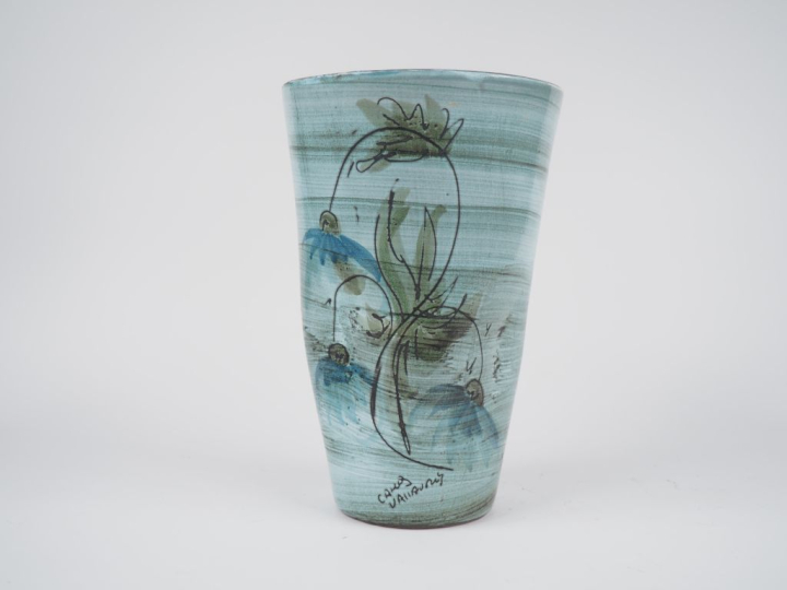 VALLAURIS.  Vase en céramique à décor de fleurs polychromes. Signé H. 
