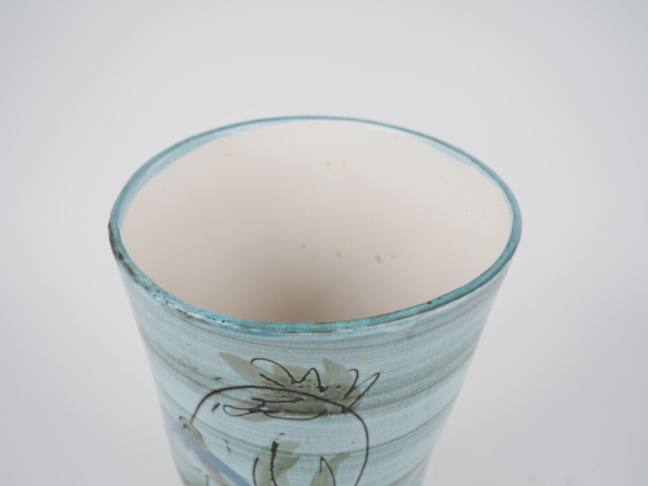 VALLAURIS.  Vase en céramique à décor de fleurs polychromes. Signé H. 