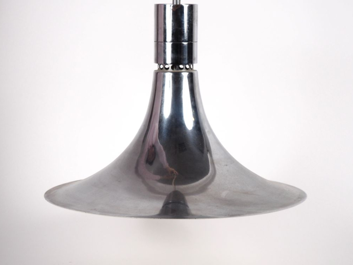 Suspension 1970 en métal chromé. H. 32 cm Diam. 39,5 cm