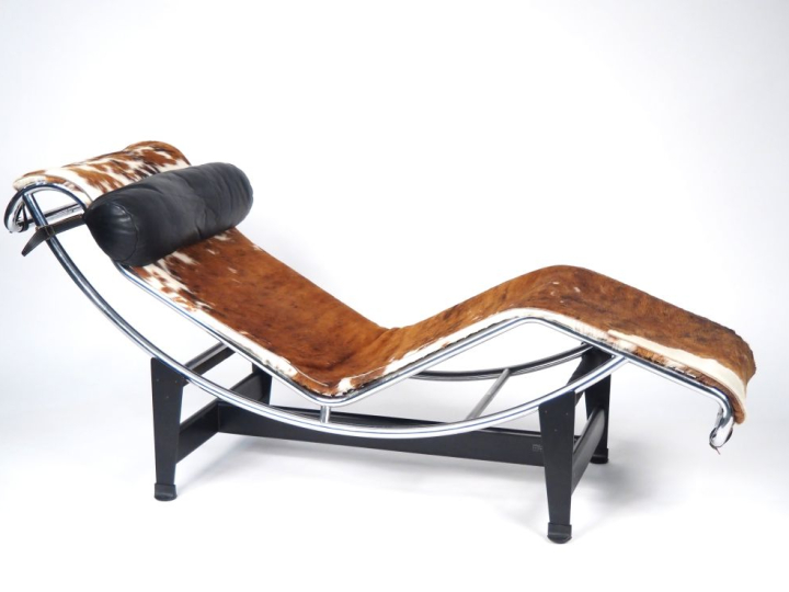 LE CORBUSIER.  Chaise longue LC4, garniture en peau de vache. numéroté