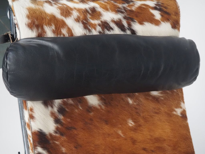 LE CORBUSIER.  Chaise longue LC4, garniture en peau de vache. numéroté