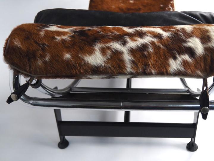 LE CORBUSIER.  Chaise longue LC4, garniture en peau de vache. numéroté