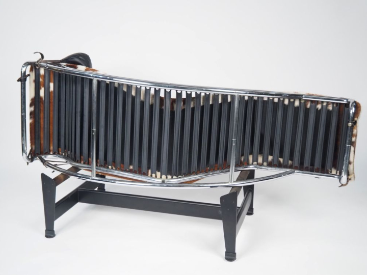 LE CORBUSIER.  Chaise longue LC4, garniture en peau de vache. numéroté