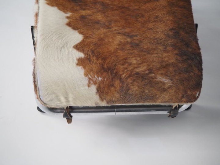 LE CORBUSIER.  Chaise longue LC4, garniture en peau de vache. numéroté