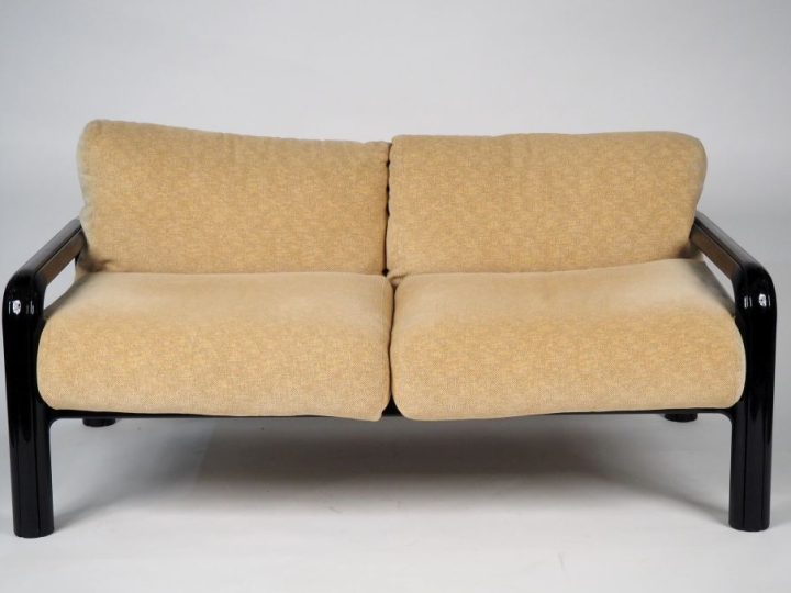 Gae AULENTI pour KNOLL.  Paire de canapés en laque noire, garniture de