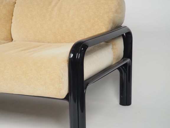 Gae AULENTI pour KNOLL.  Paire de canapés en laque noire, garniture de