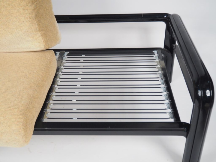 Gae AULENTI pour KNOLL.  Paire de canapés en laque noire, garniture de