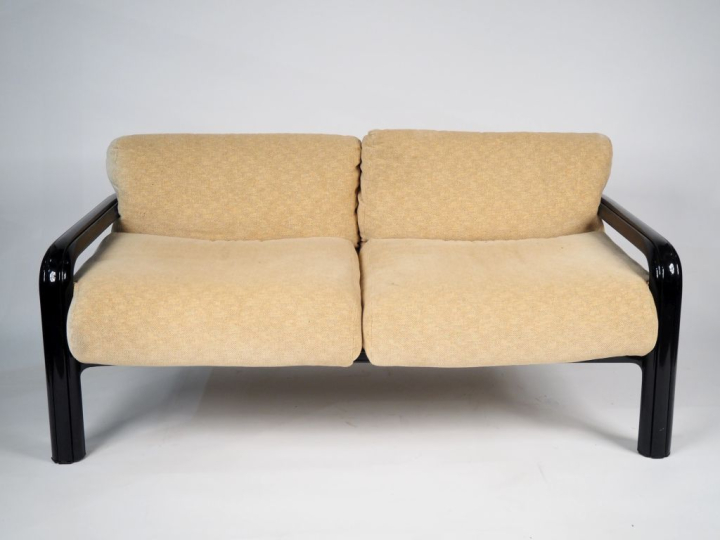 Gae AULENTI pour KNOLL.  Paire de canapés en laque noire, garniture de