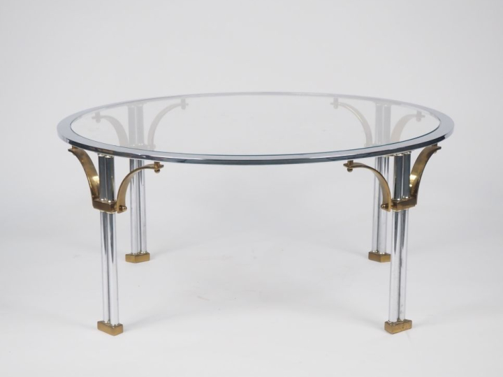JANSEN. (?) Table basse en verre, métal chromé et laiton.  H. 42 cm Di