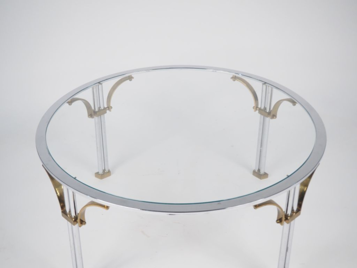 JANSEN. (?) Table basse en verre, métal chromé et laiton.  H. 42 cm Di