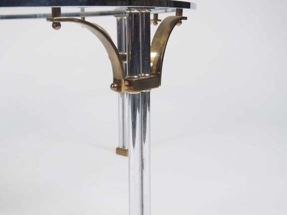 JANSEN. (?) Table basse en verre, métal chromé et laiton.  H. 42 cm Di