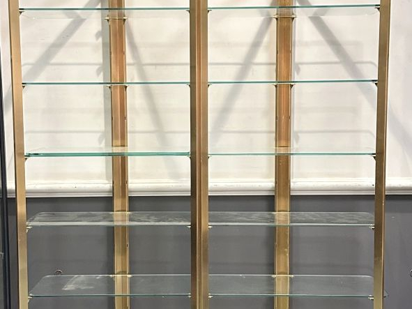 ARTELANO pour Roche Bobois. Bibliothèque en verre et métal doré. Dim. 