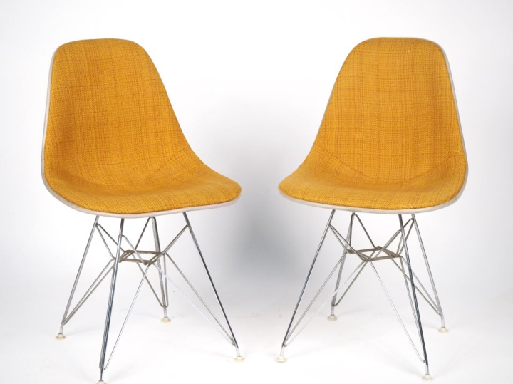 Charles EAMES. Paire de chaises "Chair" en fibre de verre, tissu orang