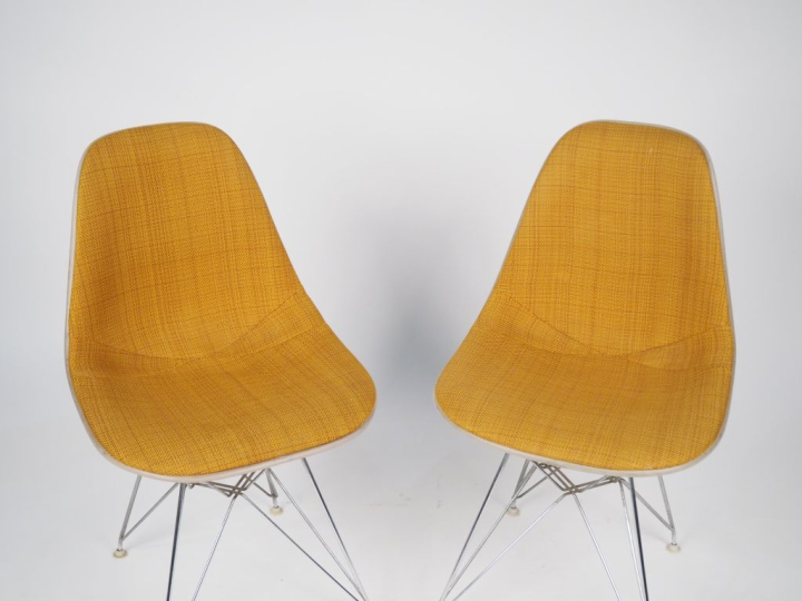 Charles EAMES. Paire de chaises "Chair" en fibre de verre, tissu orang