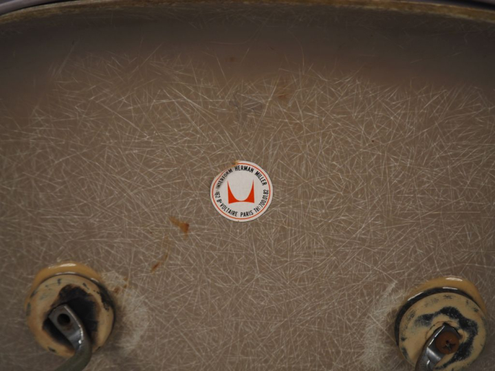 Charles EAMES. Paire de chaises "Chair" en fibre de verre, tissu orang