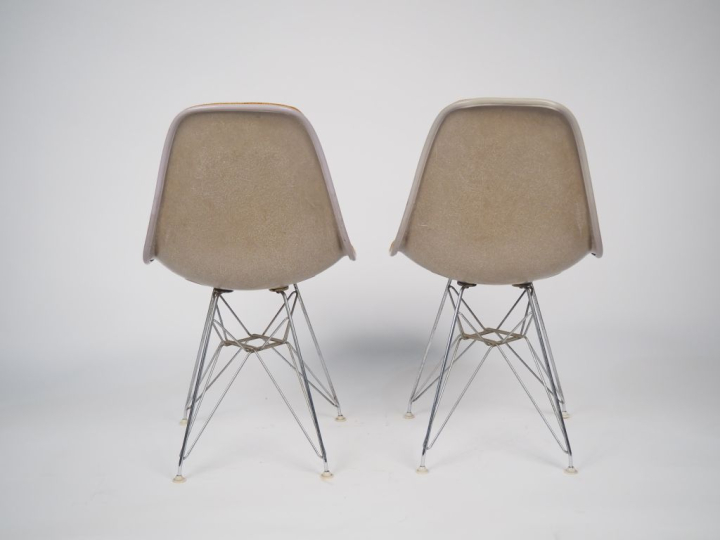 Charles EAMES. Paire de chaises "Chair" en fibre de verre, tissu orang