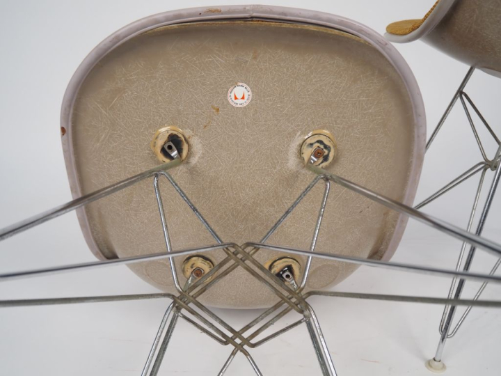 Charles EAMES. Paire de chaises "Chair" en fibre de verre, tissu orang