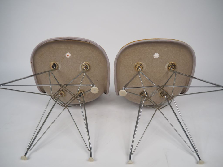 Charles EAMES. Paire de chaises "Chair" en fibre de verre, tissu orang
