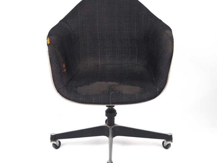 Charles EAMES.  Fauteuil de bureau en fibre de verre, métal et tissu n