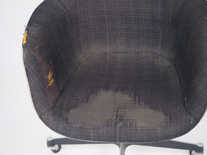 Charles EAMES.  Fauteuil de bureau en fibre de verre, métal et tissu n