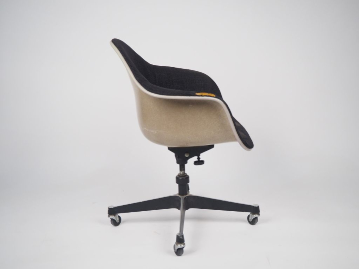 Charles EAMES.  Fauteuil de bureau en fibre de verre, métal et tissu n