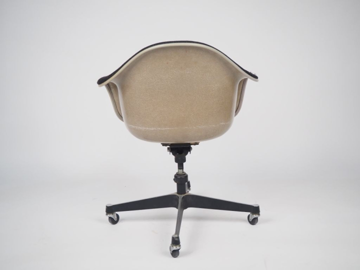 Charles EAMES.  Fauteuil de bureau en fibre de verre, métal et tissu n