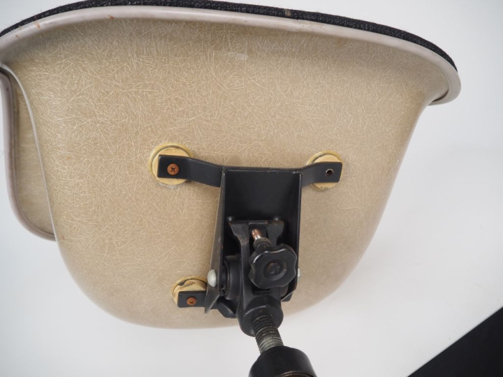 Charles EAMES.  Fauteuil de bureau en fibre de verre, métal et tissu n