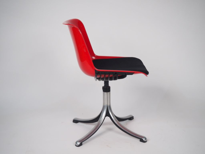 	Osvaldo BORSANI pour Tecno. Chaise de bureau Modus, siège en plastiqu