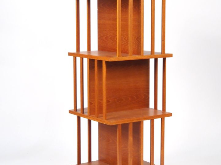 Bibliothèque tournante en bois naturel, fabrication des années 70.  Di