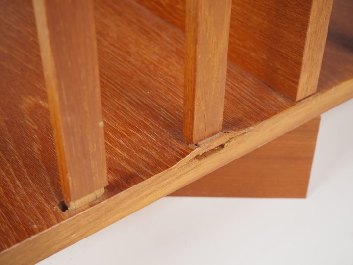 Bibliothèque tournante en bois naturel, fabrication des années 70.  Di