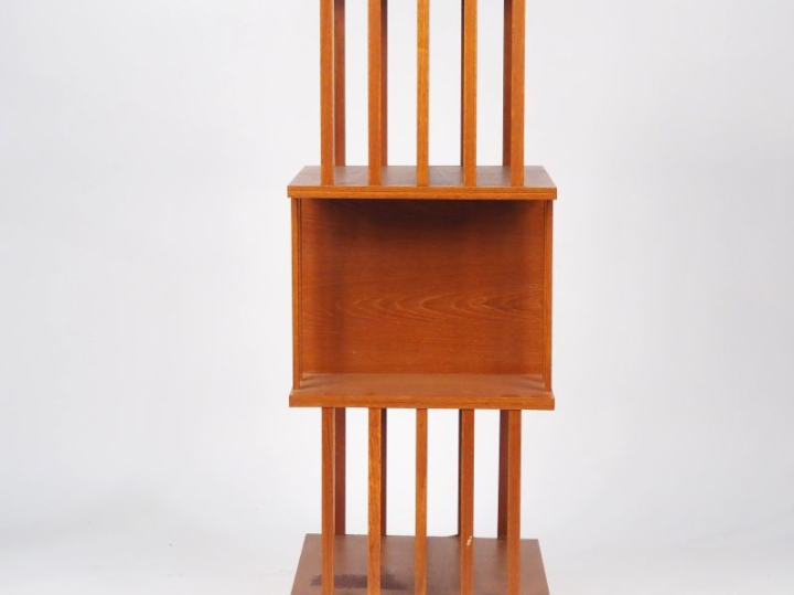 Bibliothèque tournante en bois naturel, fabrication des années 70.  Di