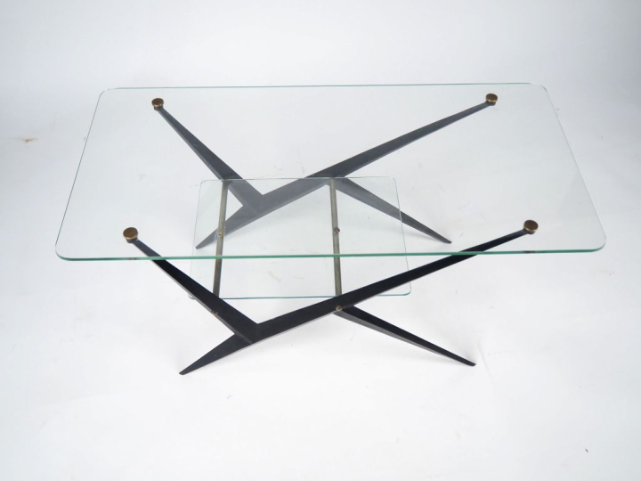 Angélo OSTUNI.  Table basse en verre, piétement en métal noir. (petits