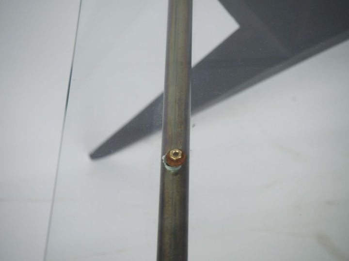 Angélo OSTUNI.  Table basse en verre, piétement en métal noir. (petits
