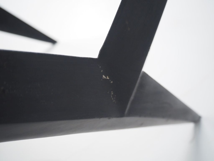 Angélo OSTUNI.  Table basse en verre, piétement en métal noir. (petits