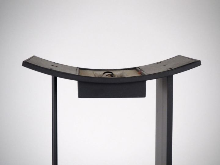 Gilles Derain.  Lampadaire halogène "MPC" en métal laqué noir. H. 183 
