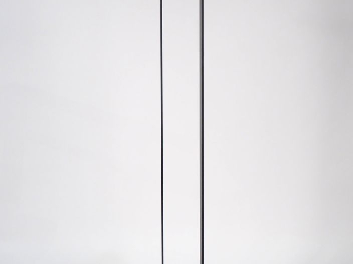 Gilles Derain.  Lampadaire halogène "MPC" en métal laqué noir. H. 183 