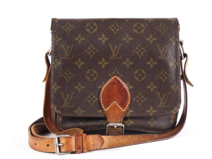 Louis VUITTON, Paris Sac cartouchière en toile enduite monogrammée.  F